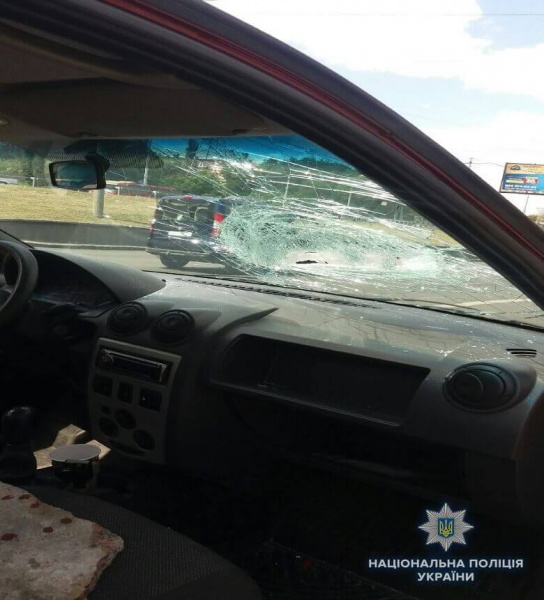 В Киеве полиция расследует травмирование водителя из-за упавшего на автомобиль кирпича